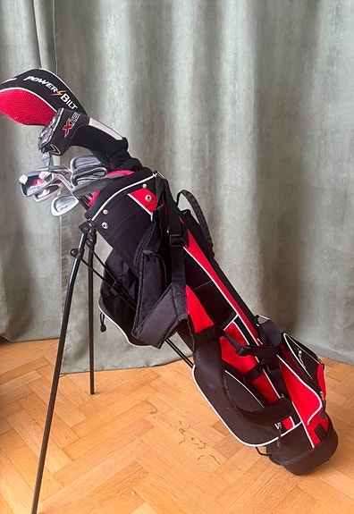 Alottelijan/junnun golfmailasetti: bägi ja raudat
