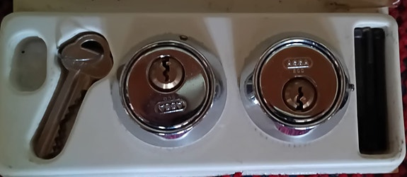 Assa avainpesät 2kpl + 3kpl avaimia