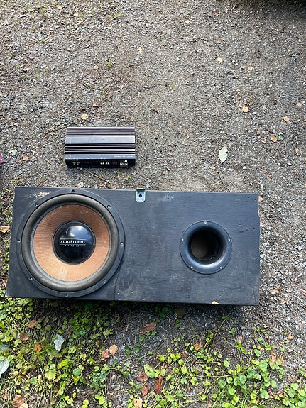 Autostudio Reference subwoofer kotelolla ja vahvistin