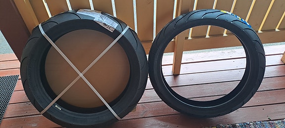 Myydään moottoripyörän uudet renkaat.