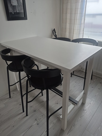 Ikea pöytä ja tuolit