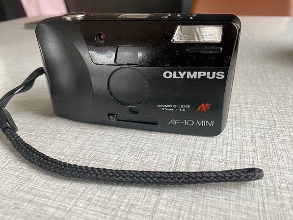 Olympus AF-10 Mini filmikamera musta