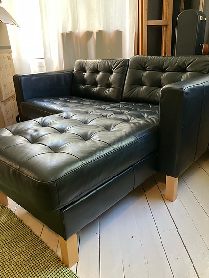 Ikea Karlsfors musta nahkasohva divaanilla