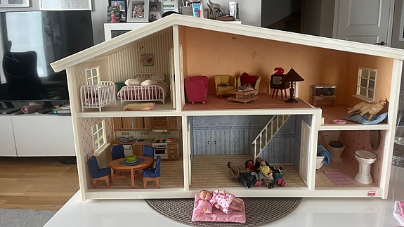 Lundby nukkekoti kalusteilla