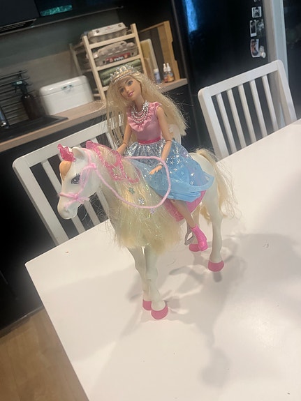 Barbie nukke ja hevonen