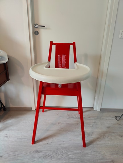 IKEA syöttötuoli punainen valkoisella tarjottimella