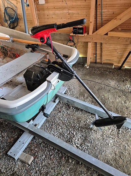 Terhi 385 soutuvene perämoottorilla