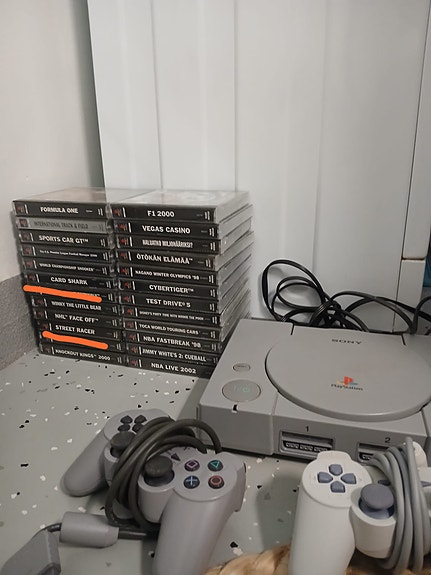 Playstation ps1 konsoli pelipaketti