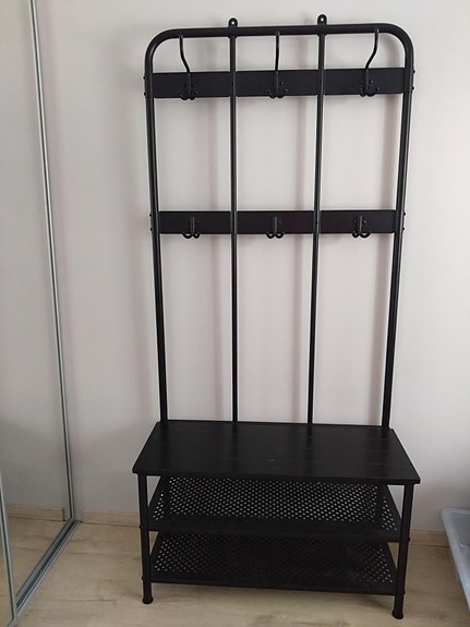 IKEA musta naulakko hattuhyllyllä ja kenkätelineellä