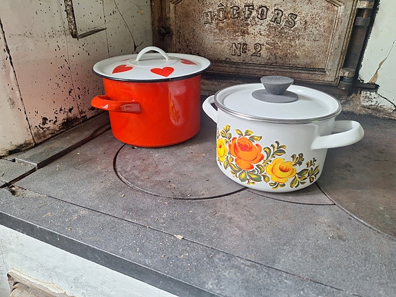 2 vanhaa emalikattilaa
