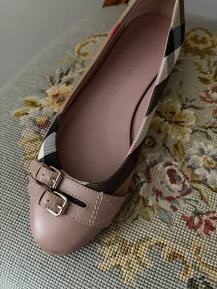 Burberryn vähän käytetyt ballerinat