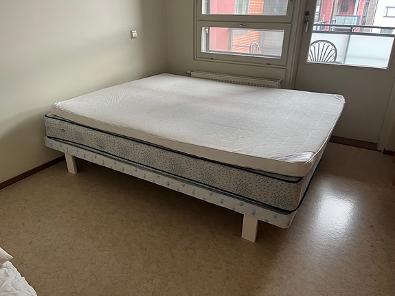Kaksi 80 cm * 200 cm sänkyä