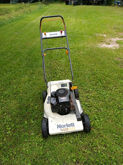 Vetävä ruohonleikkuri