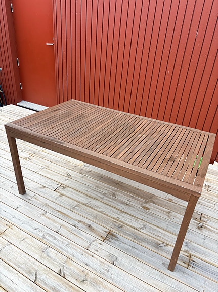Puinen pöytä terassille / puutarhaan