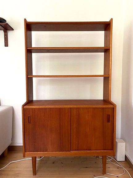 Kaunis teak-kirjahylly