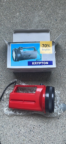 Krypton ladattava käsivalaisin punainen