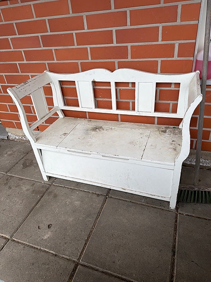 Valkoinen puinen säilytyspenkki