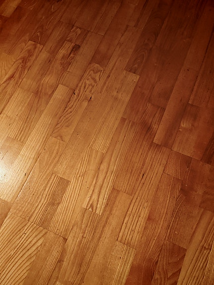 ANNETAAN: 3-sauvaista parkettia (puretaan ensi viikolla uuden tieltä!)