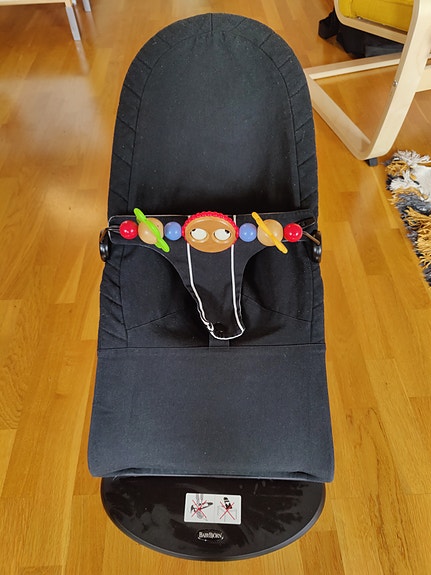 Baby Björn -sitteri ja lelukaari