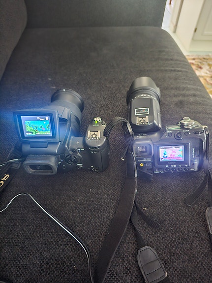 Otsikko: 2 Sony -digikameraa (DSC-F828 + DSC-F717)