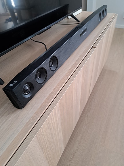 LG soundbar musta Bluetoothilla