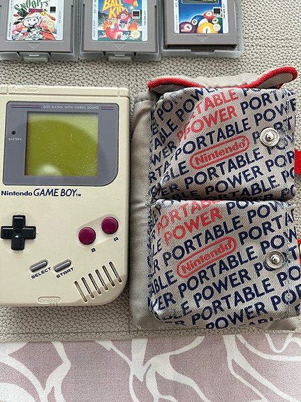 Nintendo Game Boy pelikonsoli ja pelejä