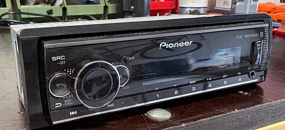 Pioneer MVH-S520BT autosoitin