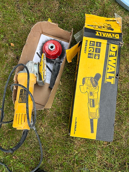 DeWalt DWE4057-QS 125 mm kulmahiomakone sis. timanttikuppilaikan