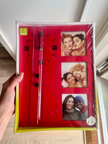 IKEA seinäkello ja kuvakehys punainen