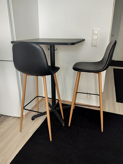 Baaripöytä ja tuolit