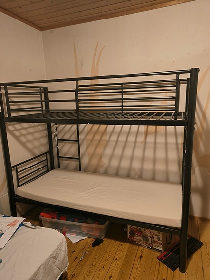 Lasten metallinen kerrossänky