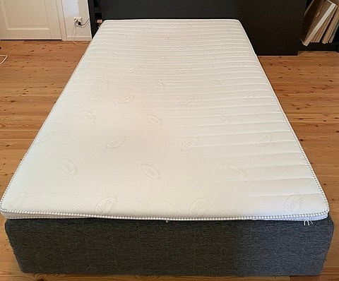 Hyväkuntoinen 120cm runkopatjasänky
