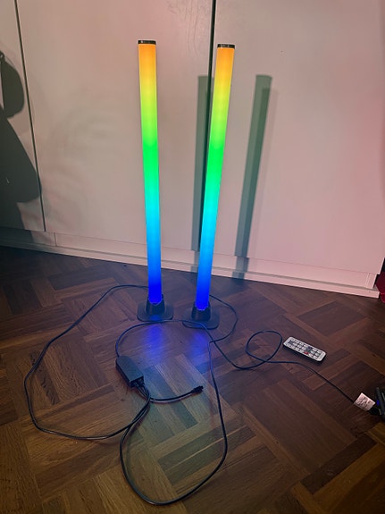 RGB pystyvalot. USB-liitäntä.