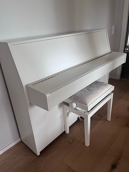 Yamaha valkoinen akustinen piano