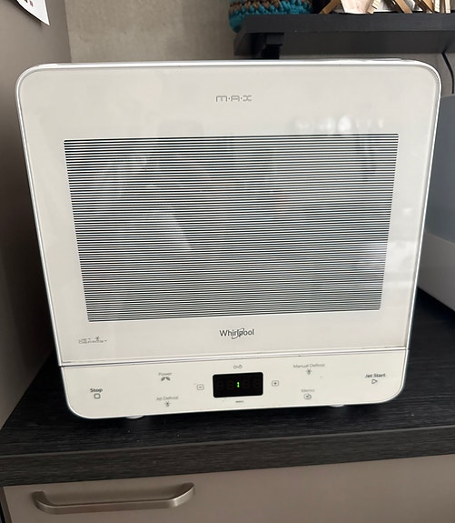 Whirlpool MAX mikroaaltouuni nurkkaan