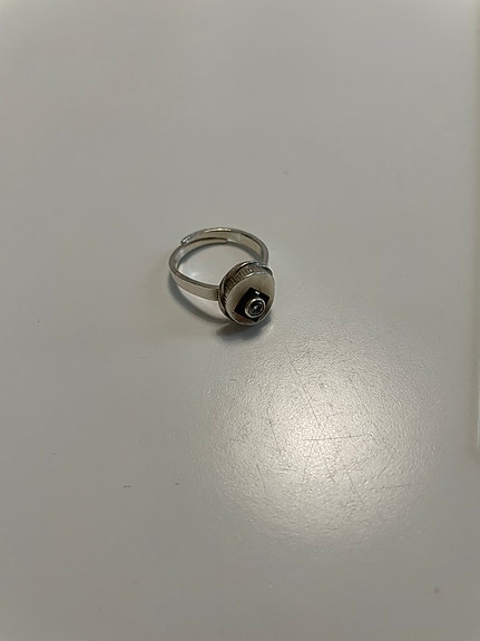 Hopeinen naisten sormus ja riipus