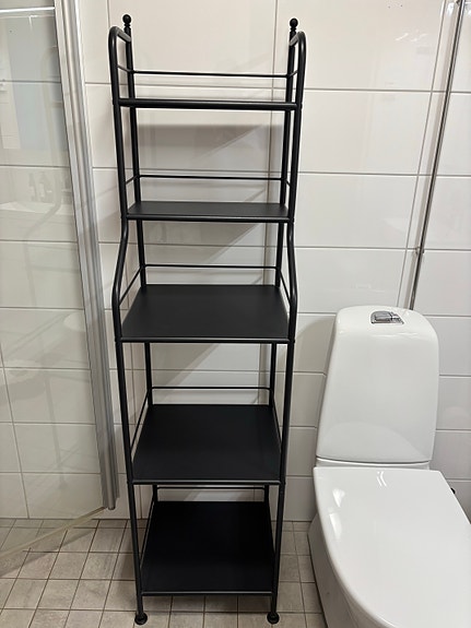 Musta metallinen hyllykkö