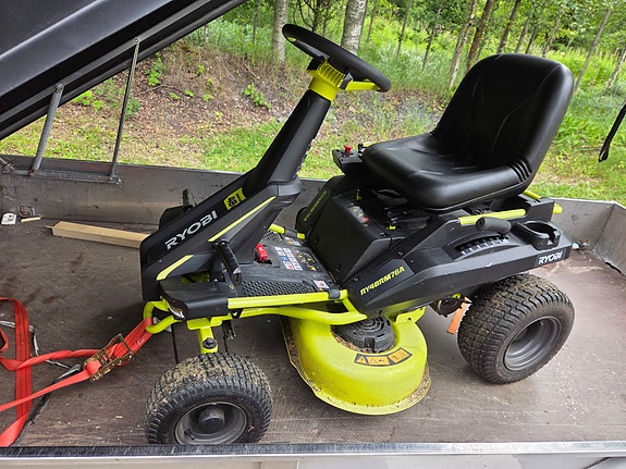 Ryobi RM480E akkukäyttöinen päältäajettava ruohonleikkuri (ajettu 21 tuntia)