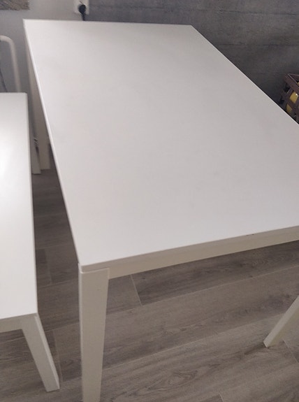 Valkoinen Ikea pöytä