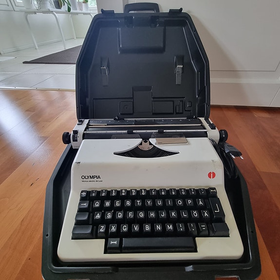 Olympia Monica electric de Luxe sähköinen kirjoituskone
