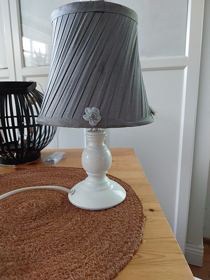 pöytälamppu ja varjostin valkea/harmaa