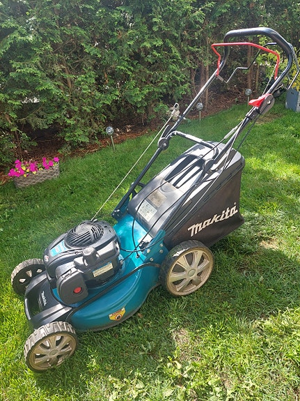 Makita itsevetävä ja keräävä ruohonleikkuri