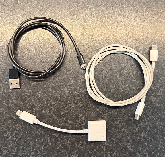 iPhone lightning piuhat sekä audio adapteri