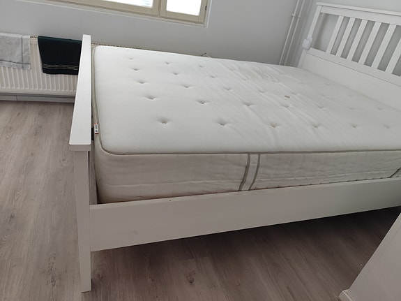 Queen size double bed with mattress