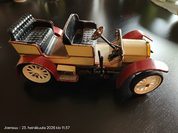 Metallinen vanha auto pienoismalli