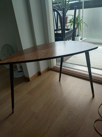 Pieni sohvapöytä puukannella