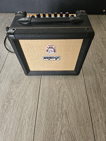 Ibanez merkkinen sähkökitara sekä Orage Grush 12 vahvistin