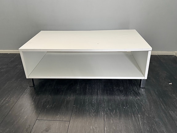 Valkoinen sohvapöytä 110 × 61 cm – säilytystasolla