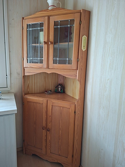 Puinen kulmakaappi