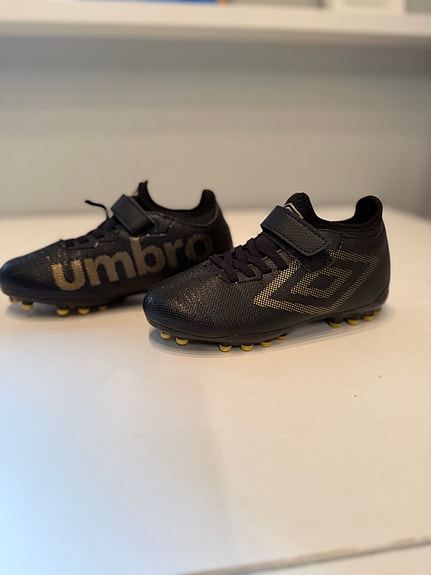 Lasten Umbro jalkapallokengät. Koko 30.  lähes uudet